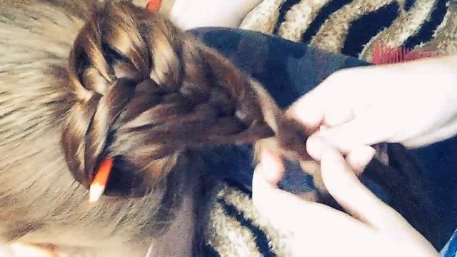 ЛЁГКАЯ И КРАСИВАЯ ПРИЧЁСКА. смотреть онлайн