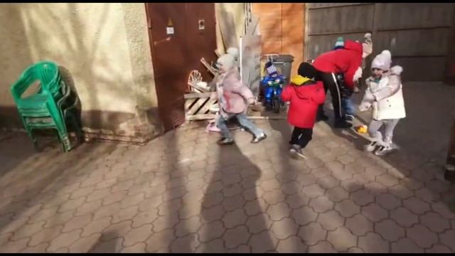 Позитивия 30 12 2021 Украшаем ёлочку с детьми вместе праздник в саду клип воспитатель Любовь Горлов смотреть онлайн