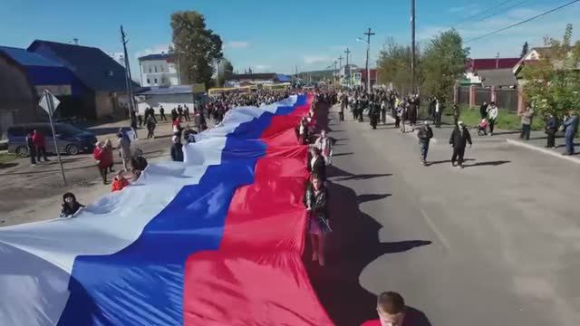 Двухкилометровый триколор пронесли по посёлку Чунский смотреть онлайн