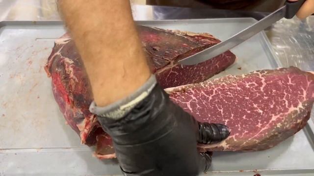 Бургерные котлеты из мраморной говядины сухого вызревания. Часть 1: как делаются смотреть онлайн