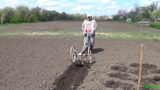 Как раньше мы сажали картошку? Ручная картофелесажалка. смотреть онлайн