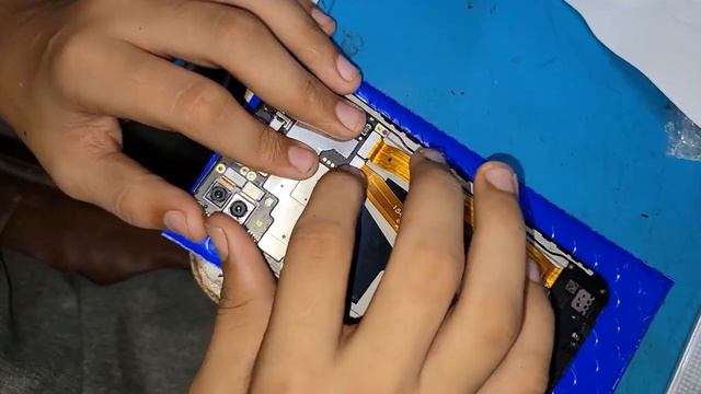 Замена экрана Repair Your Destroyed Vivo Old Phone with an LCD Combo Replacement смотреть онлайн