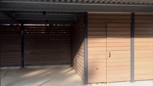 Современный навес для машины с плоской крышей и хозпомещением. Хай тек?