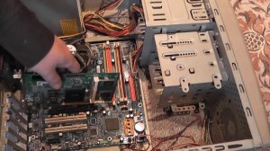 Установка видеокарты в материнскую плату компьютера.