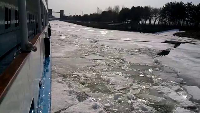 т/х Некрасов 27.04.11 вид на шлюз из Рыбинского вд смотреть онлайн