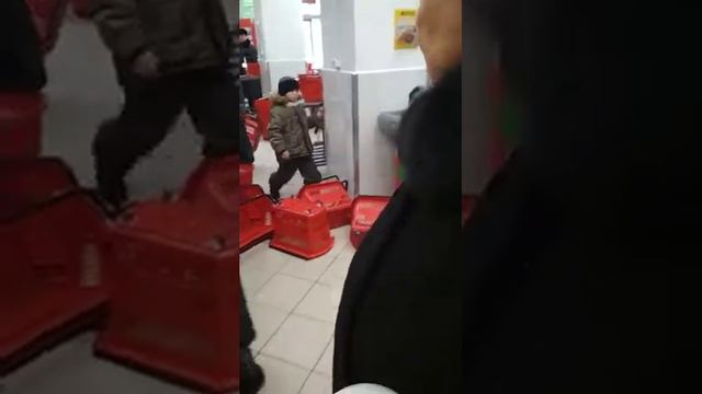 Ребёнок👶играется в магазине пятёрочка🦶The child began to destroy the store смотреть онлайн