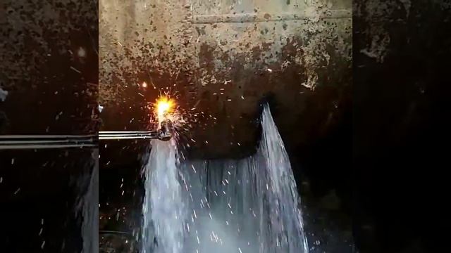 Газорезка режем трубу с водой ду1020 смотреть онлайн