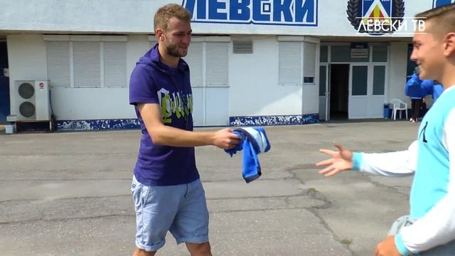 Малък привърженик на Левски подари портрет на Венци Христов смотреть онлайн
