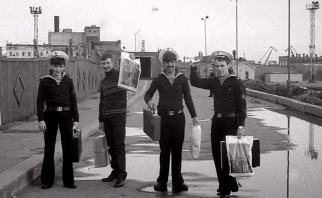 Oтшумело море за кормою...