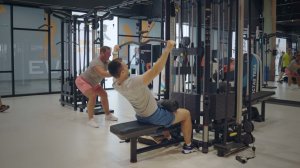 Тяга вертикального блока с отклонением назад/ Vertical row machine chest back