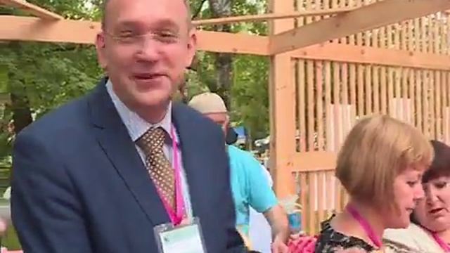 Различными вкусными блюдами накормили вологжан и гостей города на «Голосе ремёсел» смотреть онлайн