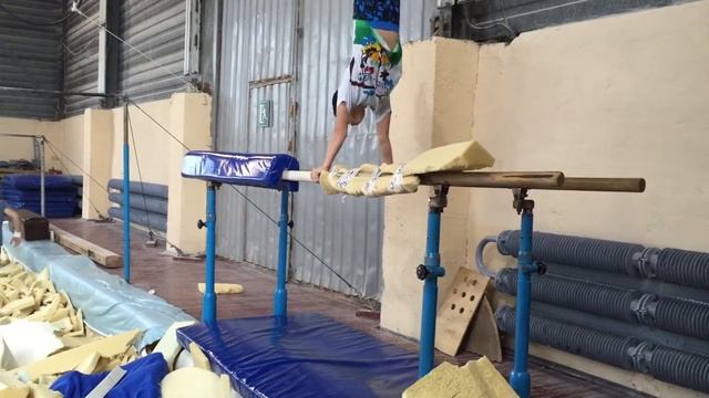 Параллельные брусья. Учим Второй разряд. смотреть онлайн