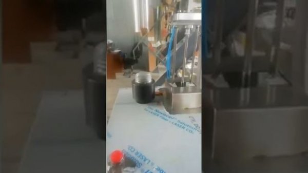 Универсальный дозатор Dos-40 от компании DitoGroup. Дозирование двухцветной пасты «Нутелла».