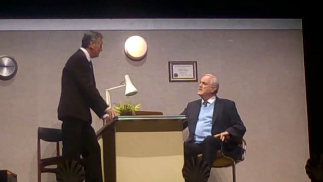 Monty Python Live. Argument sketch clip. смотреть онлайн