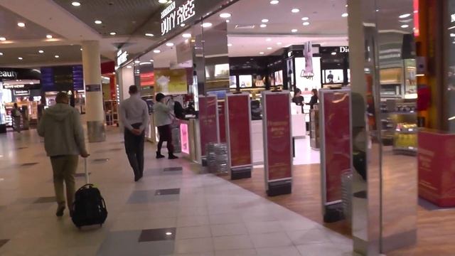 Внутри аэропорта Домодедово, после таможенного контроля! Moscow (Москва), Россия (Russia). смотреть онлайн