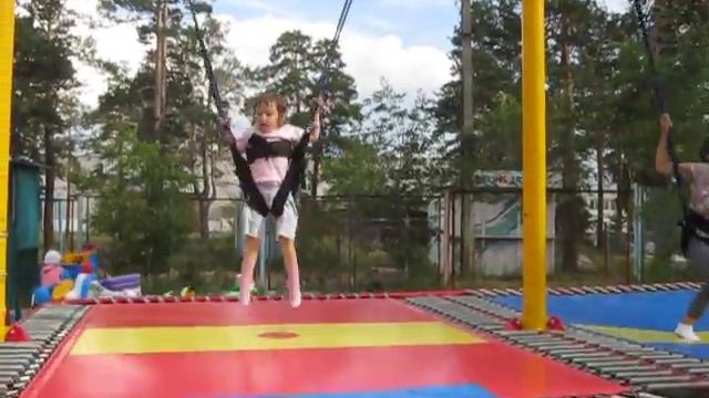 #тарзанка#дети#доченькамоя#качели Вот так надо правильно прыгать на тарзанке ! ))))))) смотреть онлайн