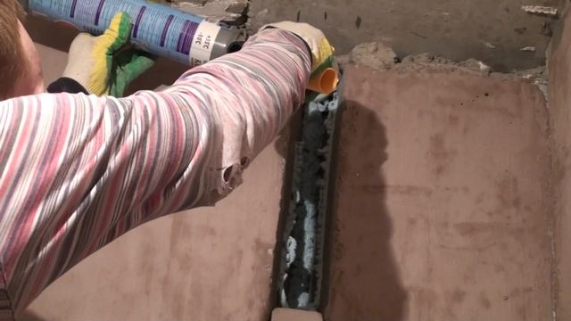 Установка клинышков из пенопласта в швы между панелями дома, установка на клей пену