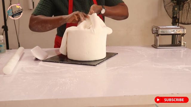 HOW TO COVER A CAKE DUMMY IN FONDANT смотреть онлайн