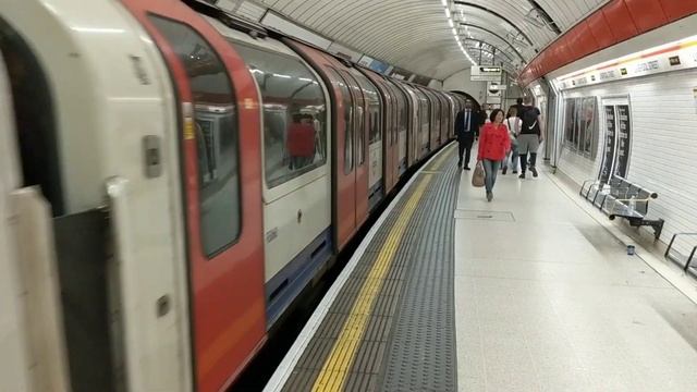 Liverpool Street station, Central Line, westbound platform. London underground tube trains смотреть онлайн