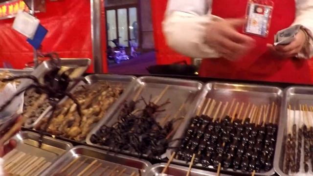 Пекин. Прогулка по ночному рынку Дунхуамэнь смотреть онлайн