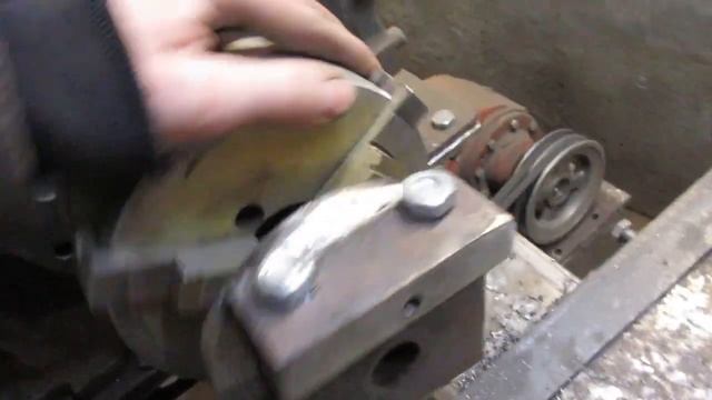 Установил патрон в заднюю бабку... выточил опоры под подшипники на самодельном станке смотреть онлайн