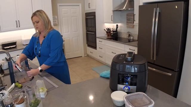 Salsa Chicken in Pampered Chef’s Deluxe Multi Cooker with The Flip Flop Chef! смотреть онлайн