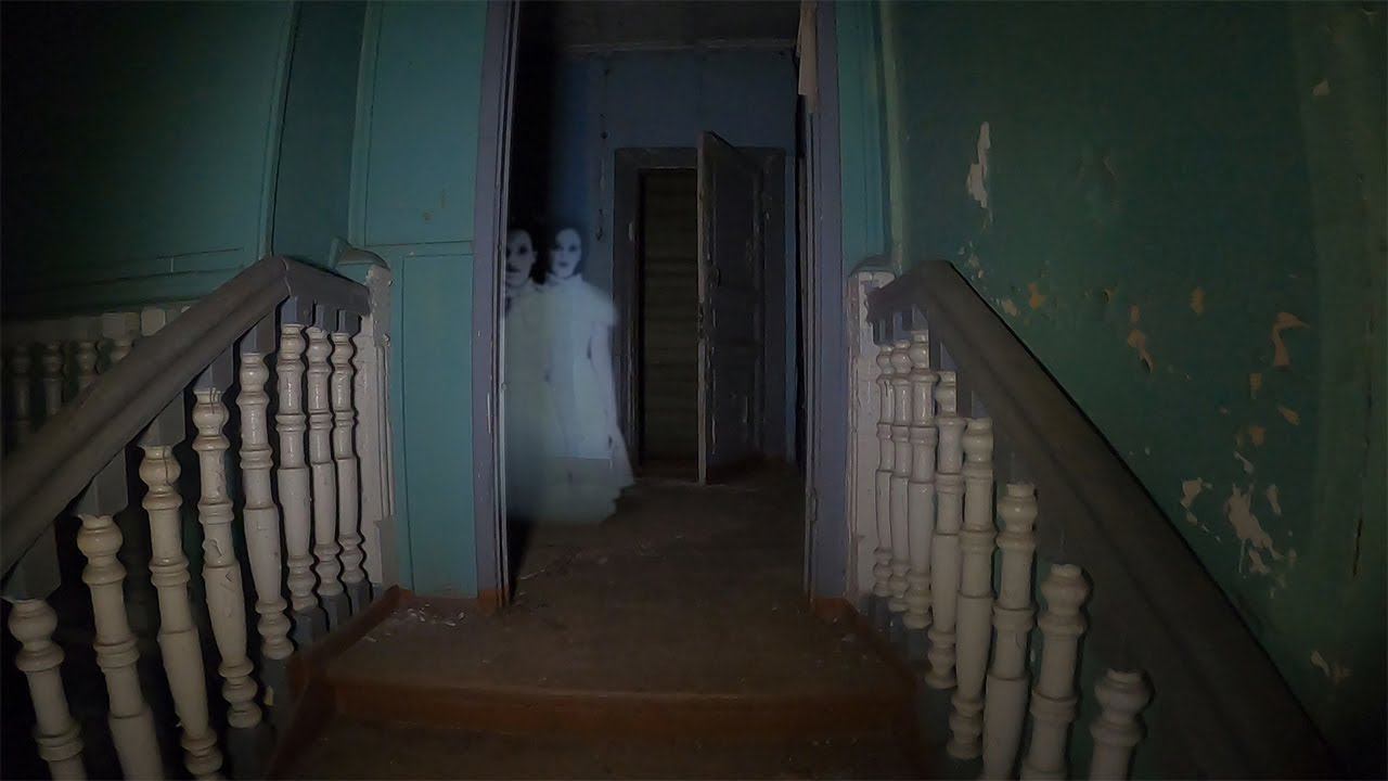Самое СТРАШНОЕ видео РЕАЛЬНЫЕ ПРИЗРАКИ В СТАРИННОЙ УСАДЬБЕ SCARY video REAL GHOSTS смотреть онлайн