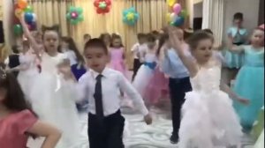 Танец "Мы маленькие дети"
