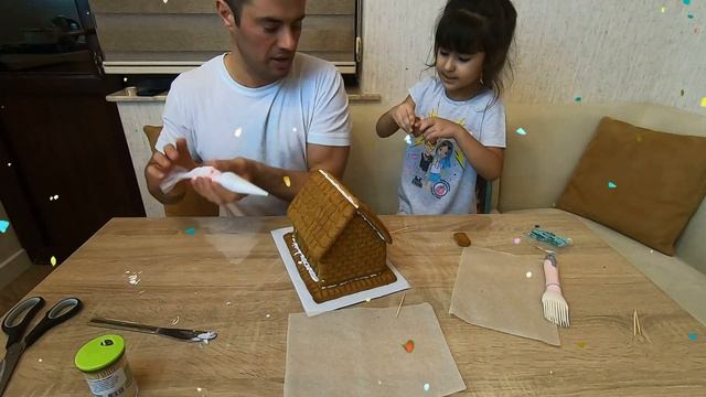 Новогодний Пряничный Домик 2020! / New Year Gingerbread 2020! Айлинка помогает Папе! смотреть онлайн