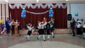 Зажигательный танец на Последний звонок от учеников 1А класса.