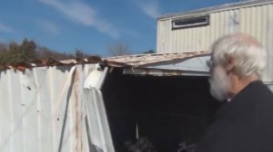 ЗЛОЙ ДЕД ломает сарай