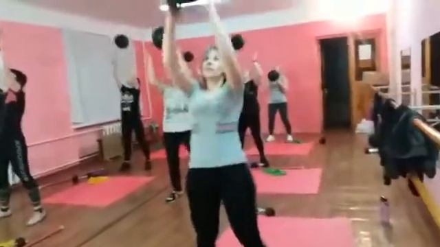 Фитнес упражнения на все группы мышц. Тренировка с блинами, смелболом, резинками, палками. смотреть онлайн