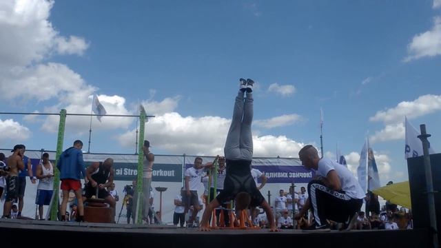 ЧЕМПИОНАТ УКРАИНЫ по STREET WORKOUT 2017 ОТЖИМАНИЯ НА В СТОЙКЕ РУКАХ 12р смотреть онлайн