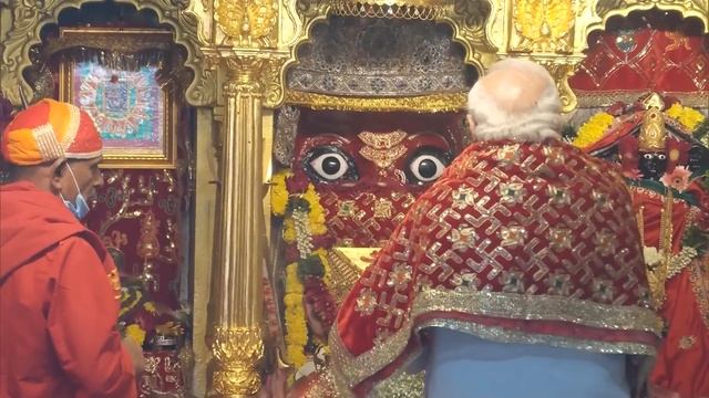 PM Modi prays at the Kalika Mata Temple at Pavagadh Hill in Gujarat смотреть онлайн
