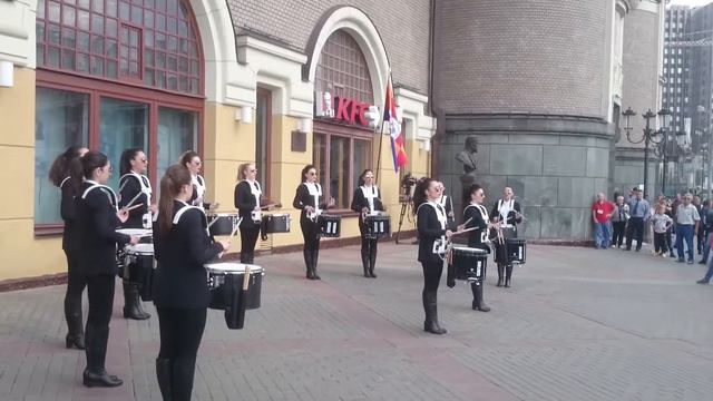 Армянские барабанщицы на площади трёх вокзалов в Москве... смотреть онлайн