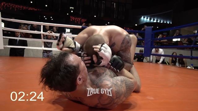 Футбольный фанат против бойца старой школы / Бой до потери сознания смотреть онлайн