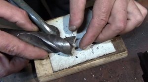 Как просверлить большие отверстия в тонком металле