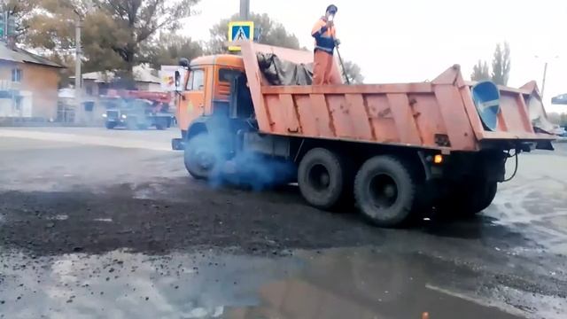 Вот так ремонтируют дороги в Новошахтинске