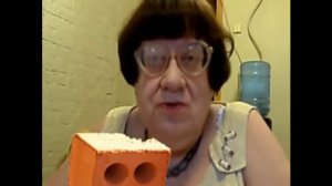 Бабка ест кирпич