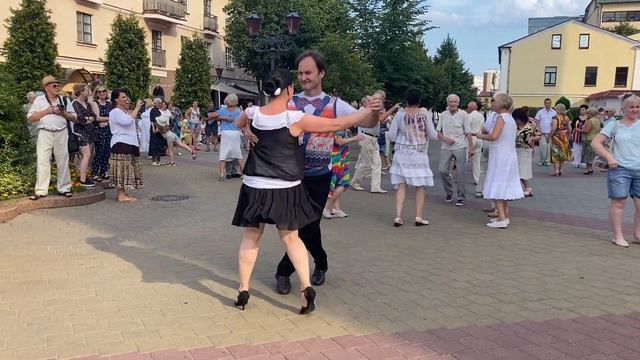 И как тут не станцуешь под такую музыку! смотреть онлайн