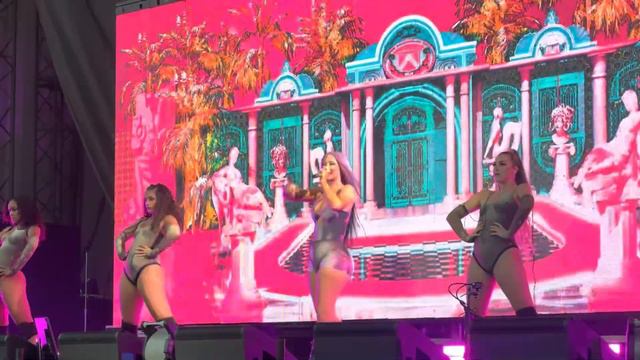 Work..... Iggy Azalea : Pitbull's Can't Stop Us Now @ Bangor Maine [HD] смотреть онлайн