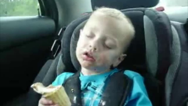 Парнишка ест мороженое во сне смотреть онлайн