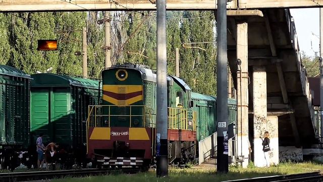 Тепловоз ЧМЭ3-1369 следует резервом