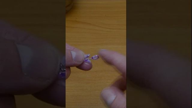 Фрагмент создания веточки глицинии из бисера смотреть онлайн