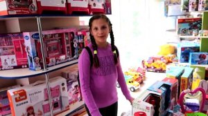 Ирочка не слушается и ведет себя как маленькая в магазине! Что скажет папа?