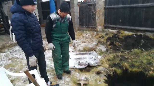 Стажёр пришёл копать колодец в белых носках. смотреть онлайн