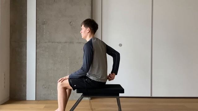 Проведение движения в Пасчимоттанасане смотреть онлайн