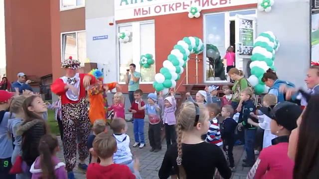 Клоуны на открытии Аптеки+ смотреть онлайн