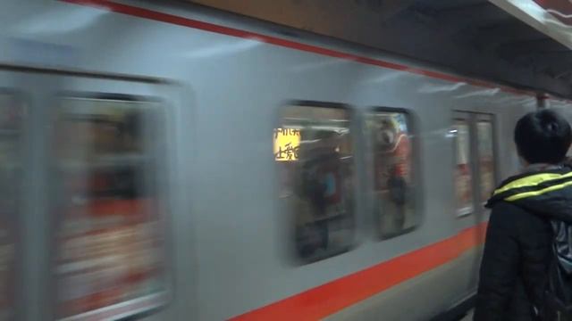Extra Footage: Beijing Subway/CNR Changchun DKZ4 - Arriving at Wangfujin Stn (Beijing Subway Line 1 смотреть онлайн