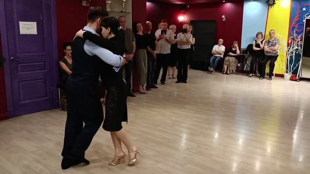 Interpretation of basic TANGO movements ocho cortado смотреть онлайн